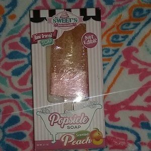 💕$6 if bundled with 3 or more items
NWOT Peach scented Popsicle soap